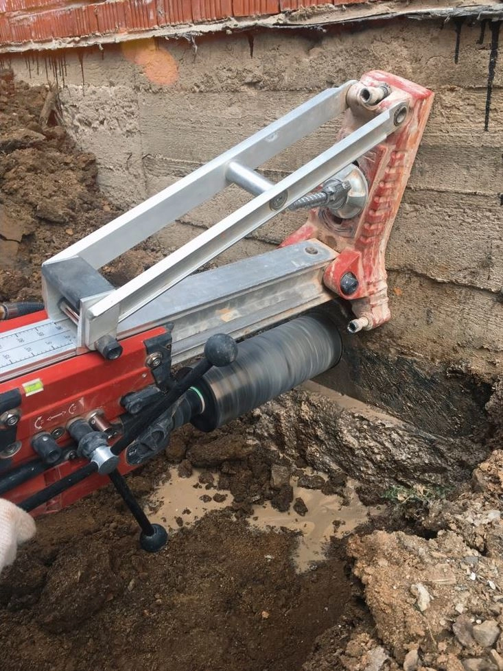 Jadrové vŕtanie prestupu cez základy domu