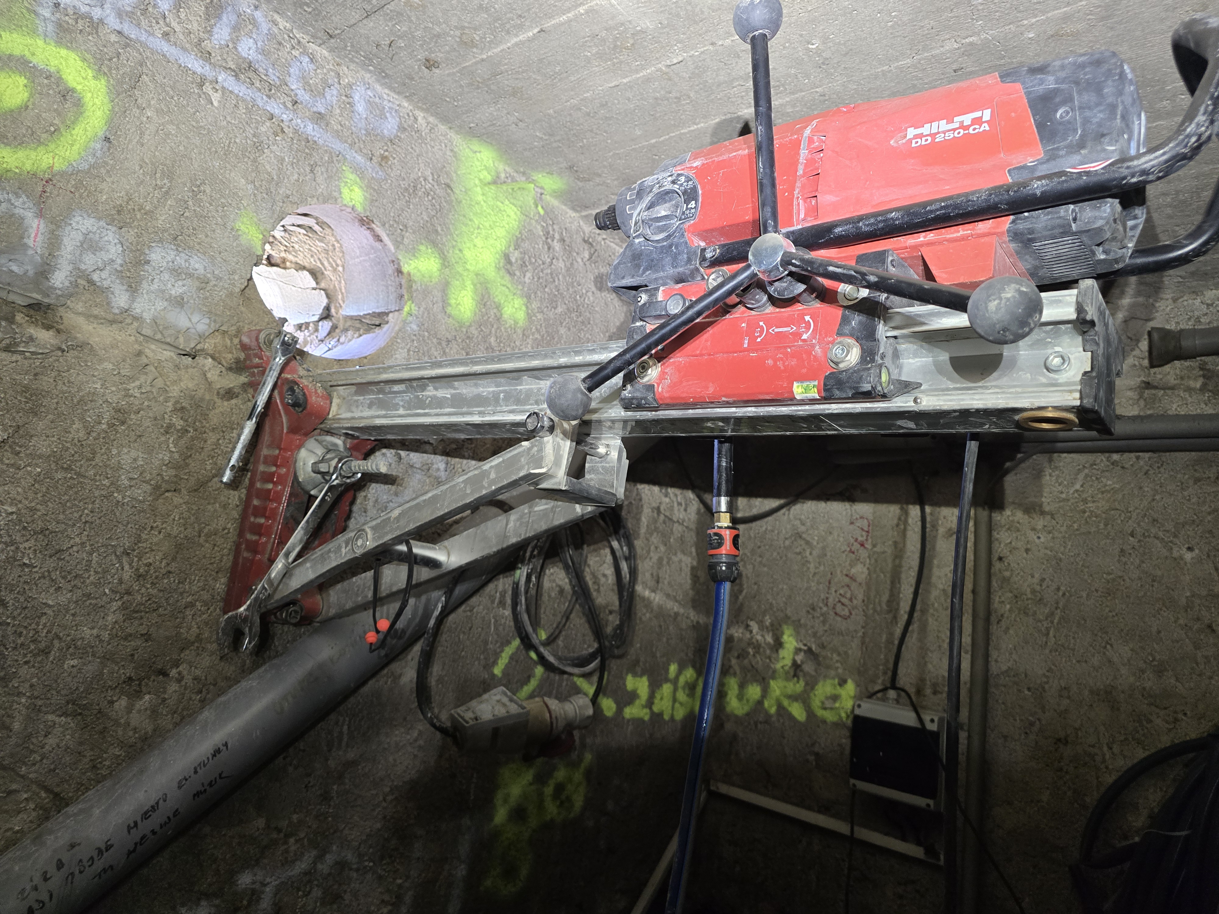 Jadrové vŕtanie otvorov a pretupov do monolitických stien a podláh