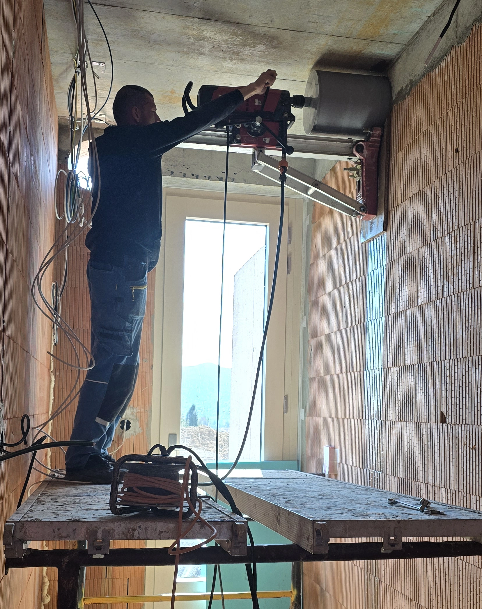 Jadrové vŕtanie prestupu cez základy domu