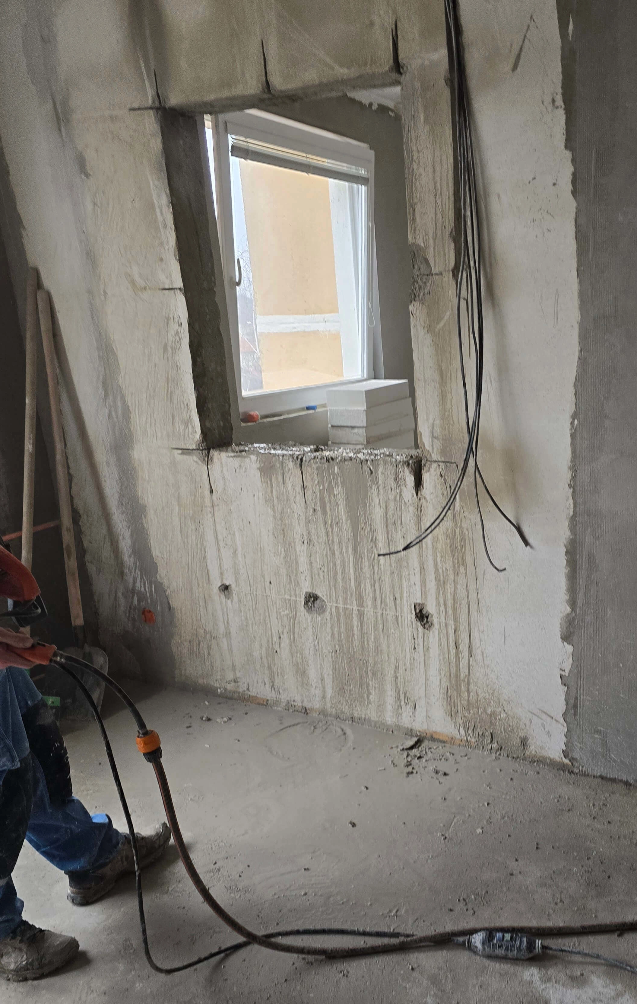 Jadrové vŕtanie prestupu cez základy domu