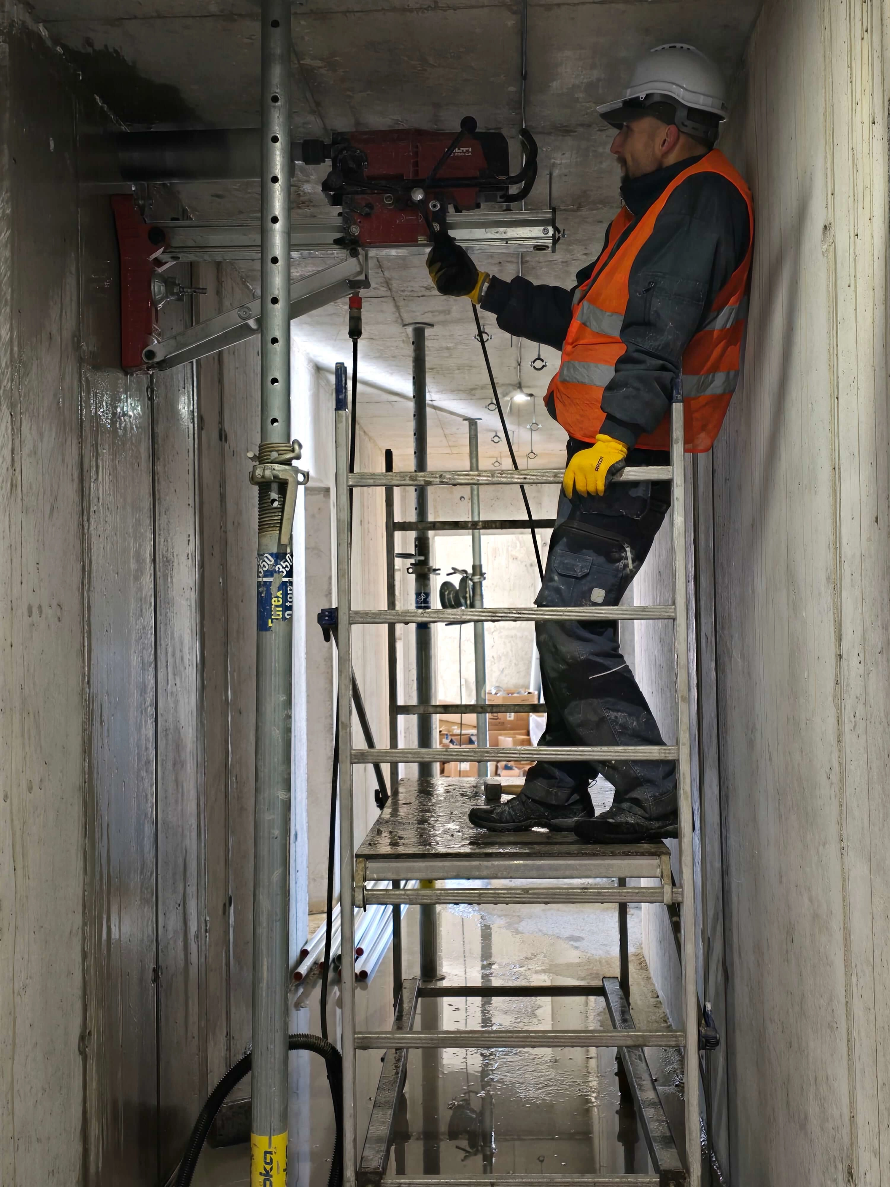 Jadrové vŕtanie prestupov do betónových stien a podláh v novostavbe bytového domu v Banskej Bystrici