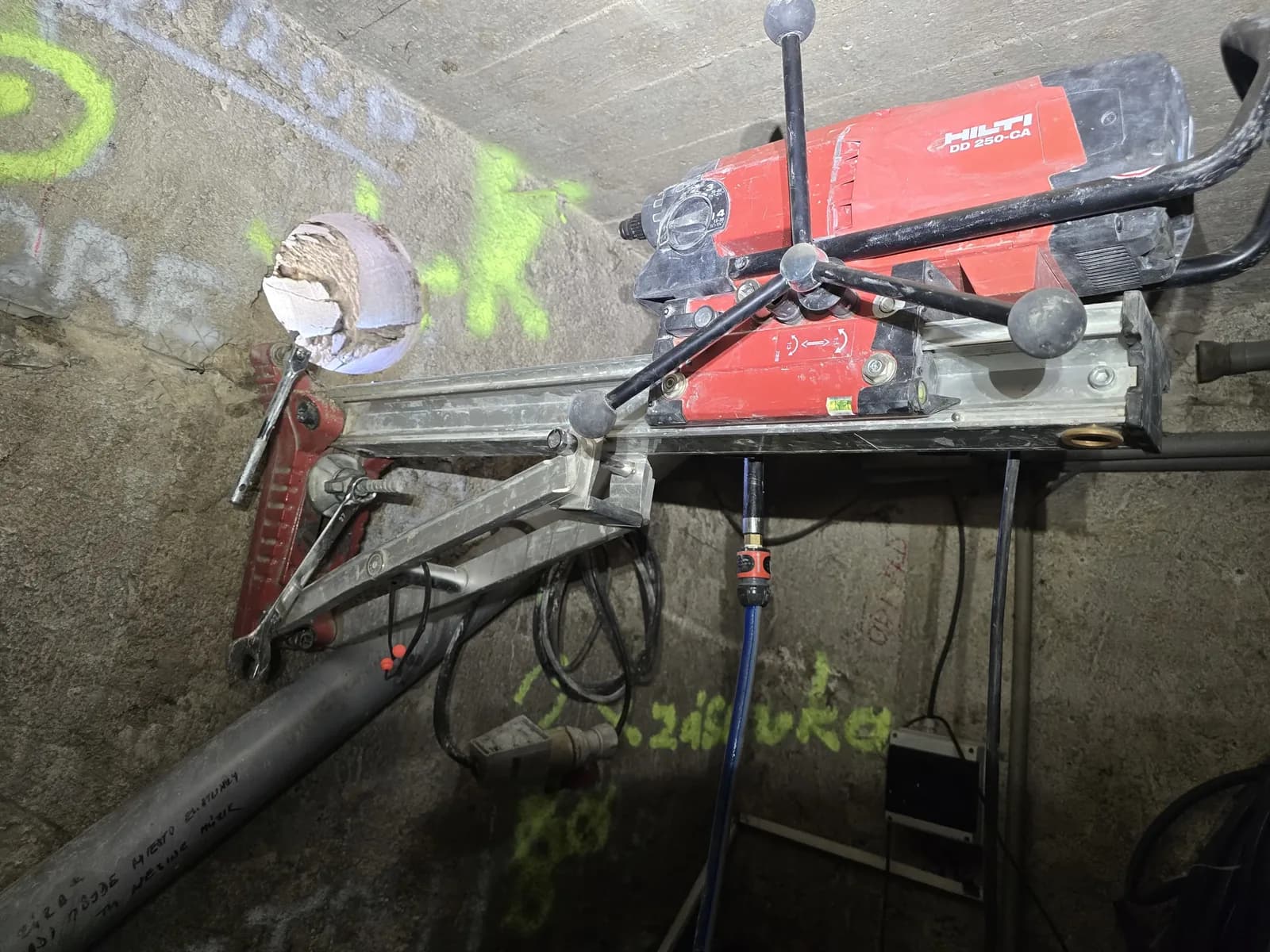 Jadrové vŕtanie prestupov do kameňa diamantovou vŕtačkou