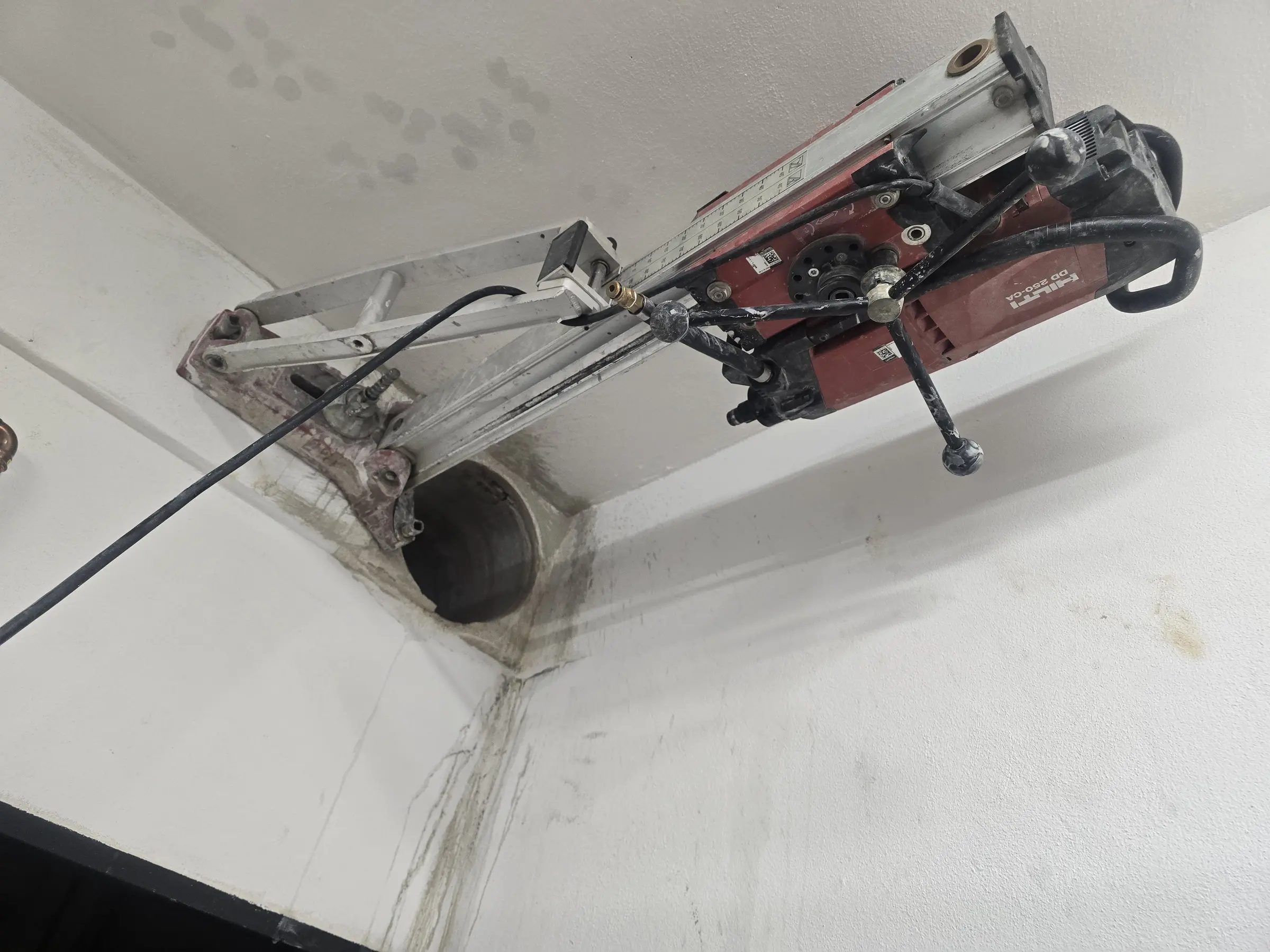 Jadrové vŕtanie prestupu s priemerom 300 mm pre komín v reštaurácii vo Zvolene